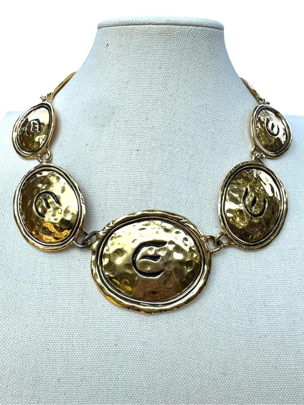 ELIZABETH TAYLOR Vintage Bold “Gold Coast” Collection Hammered Disc Necklace - Picture 4 of 9